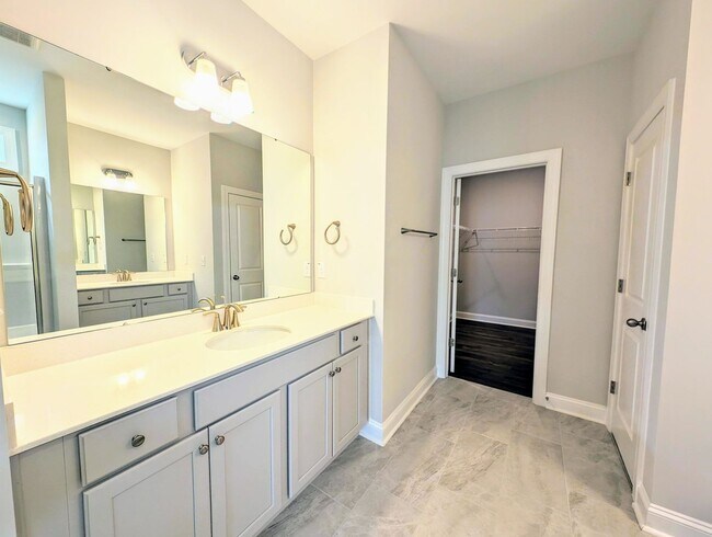 Building Photo - Barrington Dream Home