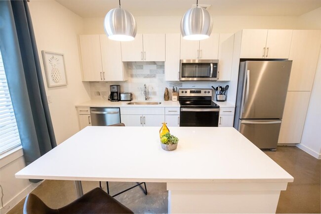 Primary Photo - 110 N Madison Ave