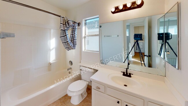 Building Photo - Beautiful 3 Bedroom Home