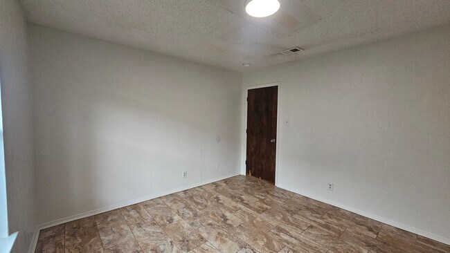 Building Photo - 1002-1002 Mulkey Ln