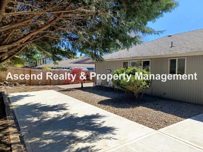 Building Photo - Remodeled Ranch on CuldeSac Large Fenced B...