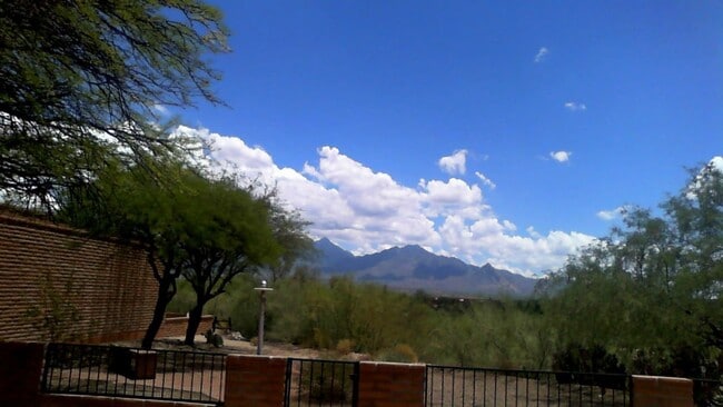Building Photo - Gorgeous Home Gorgeous Views  Available Mid  September