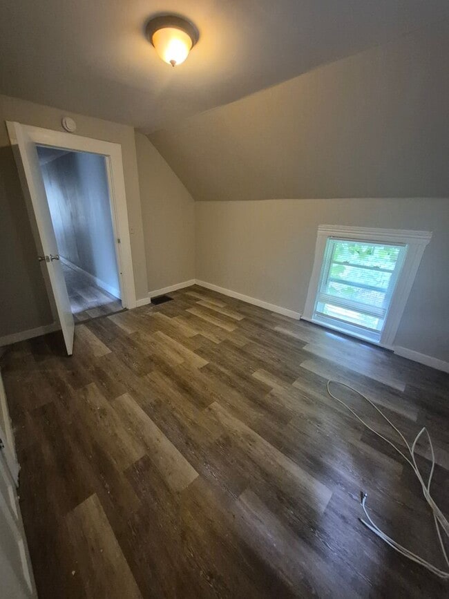 Building Photo - 4 Bedroom 2 Bath Single Family House!
