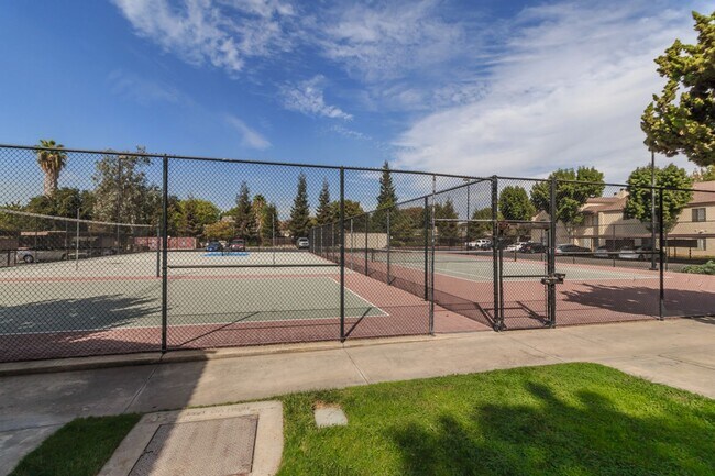 Building Photo - Updated 2-bedroom condo in gated community!