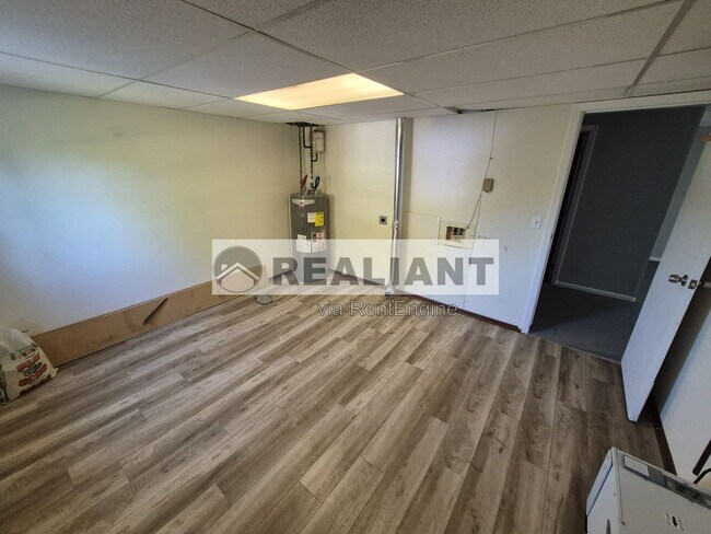 Building Photo - 5085 Wooddale Dr