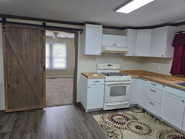 Building Photo - 844 Old Church Rd