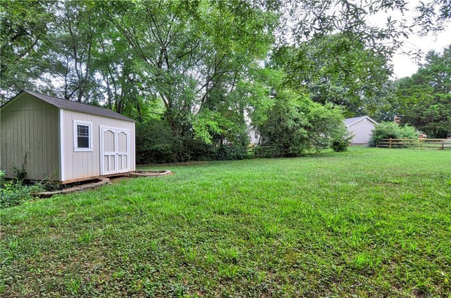 Building Photo - CORNELIUS RANCH 4 BEDROOM/FENCEDYARD