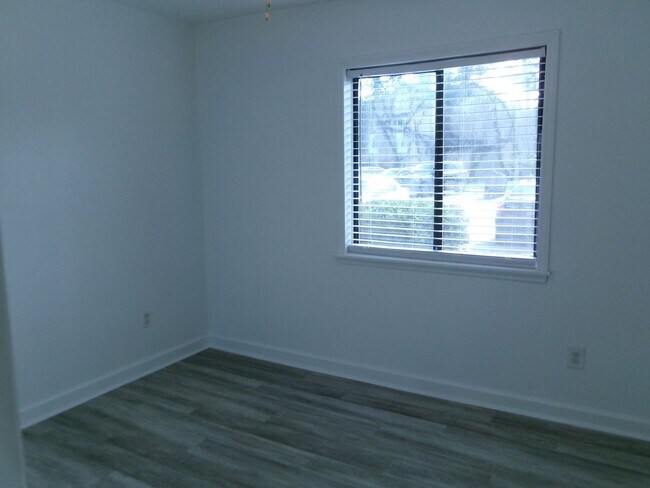 Building Photo - 615 Carter Ln
