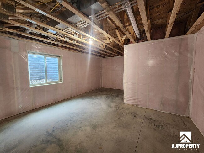 Building Photo - 300 S Willow Spring Dr