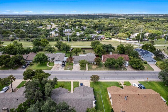 Building Photo - 1700 Deep Wood Dr