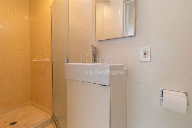 Building Photo - 966 W Mariposa Ave