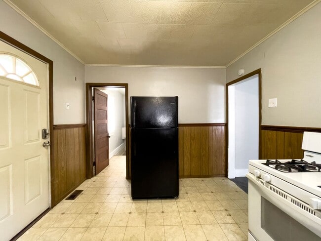 Building Photo - 2 Bedroom Home, Fenced in Backyard + Garage! Available Now!