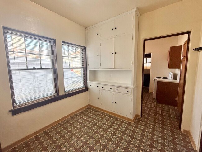 Building Photo - Massive 4 Bedroom, 2 Bath Brick Home