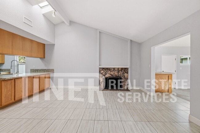 Building Photo - 511 Lyndhurst Ave