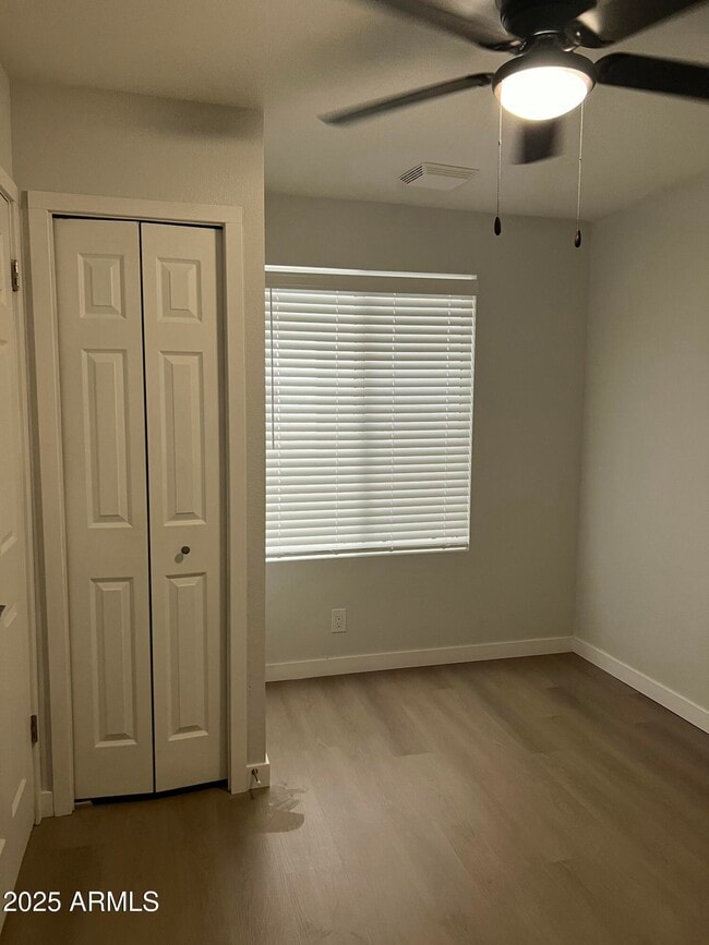 Building Photo - 540 E Royal Palms Dr