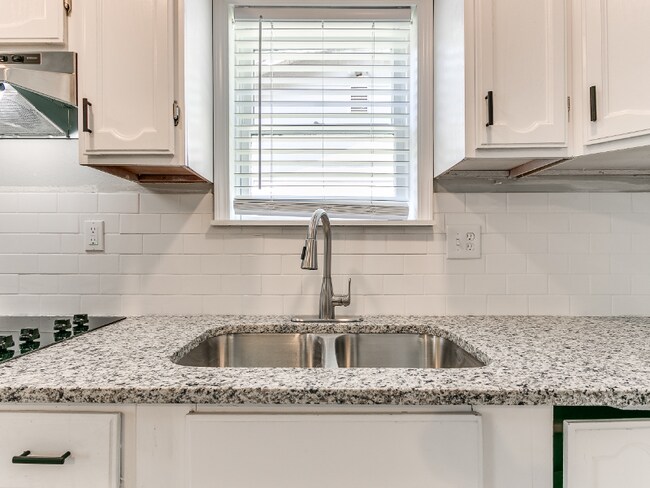 Building Photo - 4410 N Blackwelder Ave