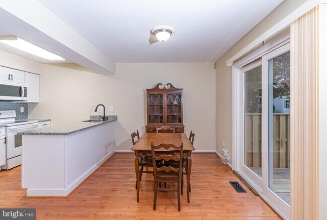 Building Photo - 7 Valleyfield Ct