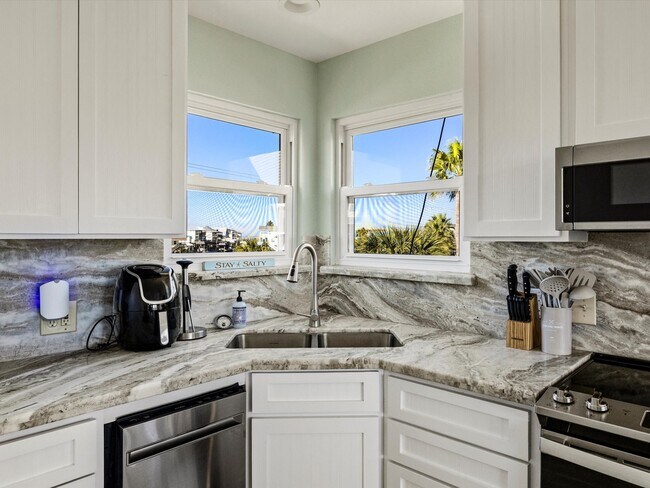 Building Photo - 334 Paradise Dr