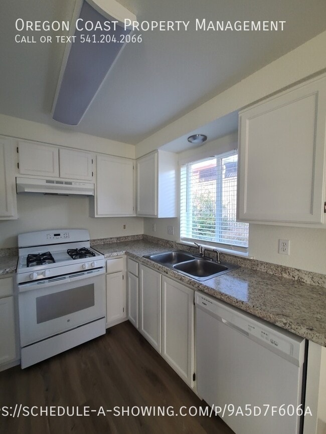 Building Photo - 1135 SE Oar Ave