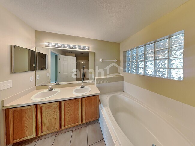 Building Photo - 333 Bay St