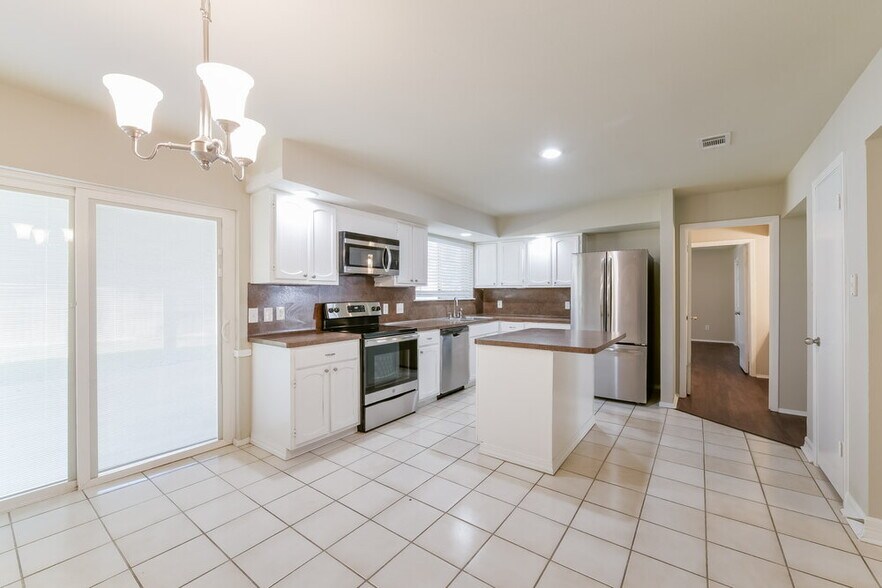 Building Photo - 25302 Hollybush Ln