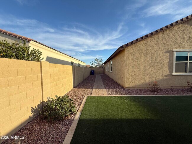 Building Photo - 9458 Thatcher Ave