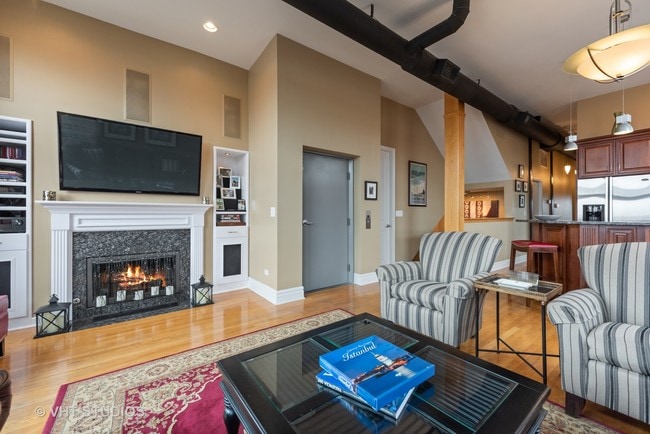 Building Photo - 1452 W Fullerton Ave