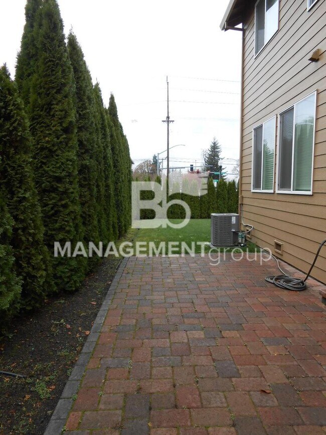 Building Photo - Beautiful Beaverton Home with Spacious Yard and Solar Panels that Save You Money!