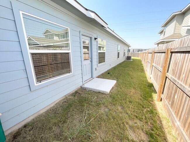 Building Photo - Luxury 3x2 Duplex in Seguin, TX!