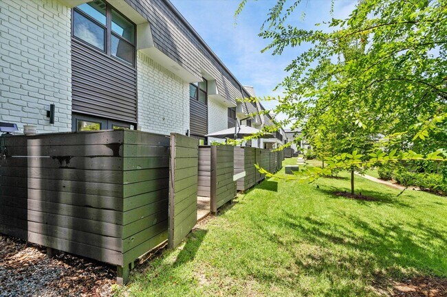 Building Photo - SPRING HILL OAKS CONDOMINIUMS