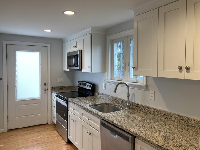 Building Photo - 155 Farm Ln