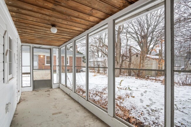 Building Photo - 17133 Delaware Ave