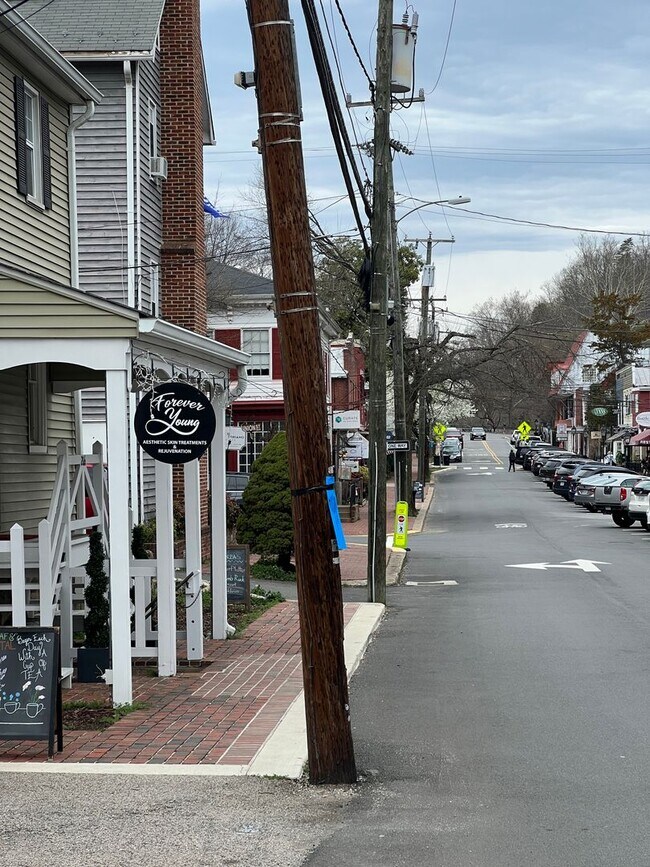 Building Photo - Stunning 2 bedroom and 3 Bathroom Townhome Style Condo / w Pool