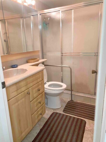 Master Full bathroom - 3004 Cornwall a