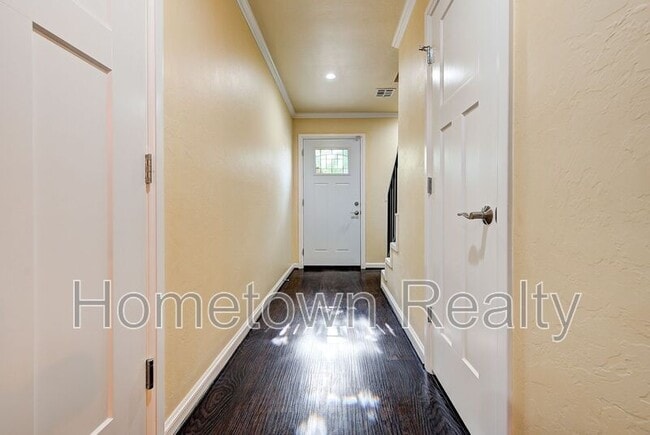 Building Photo - 1115 N Billen Ave