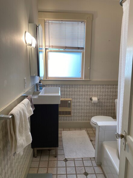 Building Photo - 32 Russell St