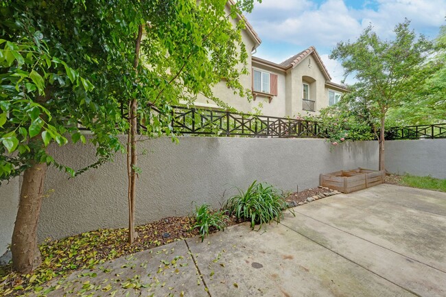 Building Photo - 3BR/3BA Folsom Condo with Fireplace + 2 Car Garage