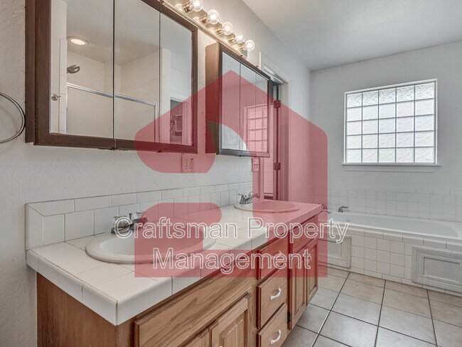 Building Photo - 2707 Silvertree Dr