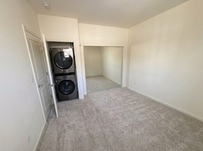 Building Photo - Downtown Oakland Condo w/ Parking & In Unit Laundry