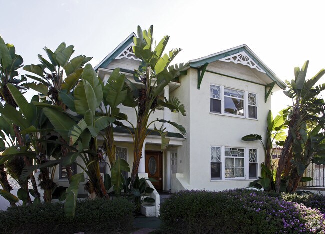 Primary Photo - The Ivy House