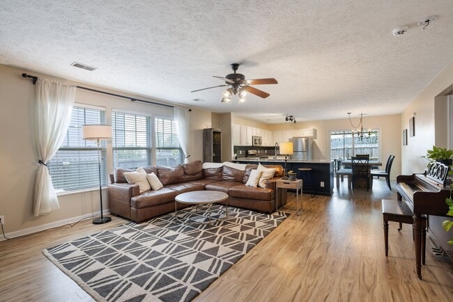 Building Photo - Single Family Home For Lease