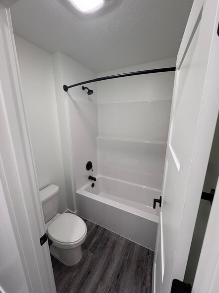 Building Photo - 202 E Plum St