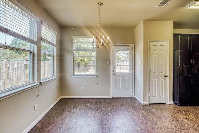 Building Photo - 15002 Silhouette Ridge Dr