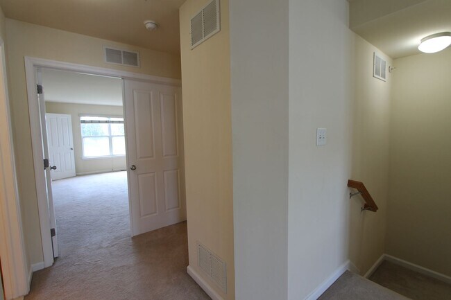 Building Photo - 316 Ross Ct