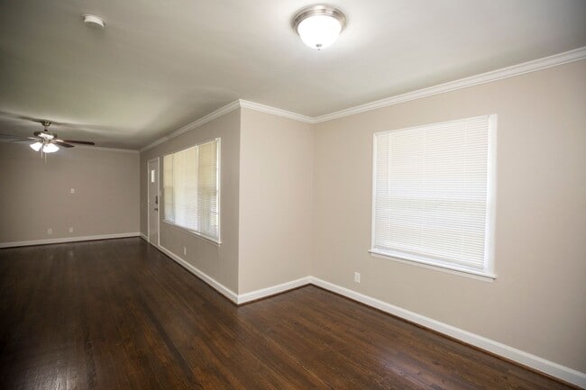 Building Photo - ** 3 bed 1.5 bath located in Mcgehee-Allen...