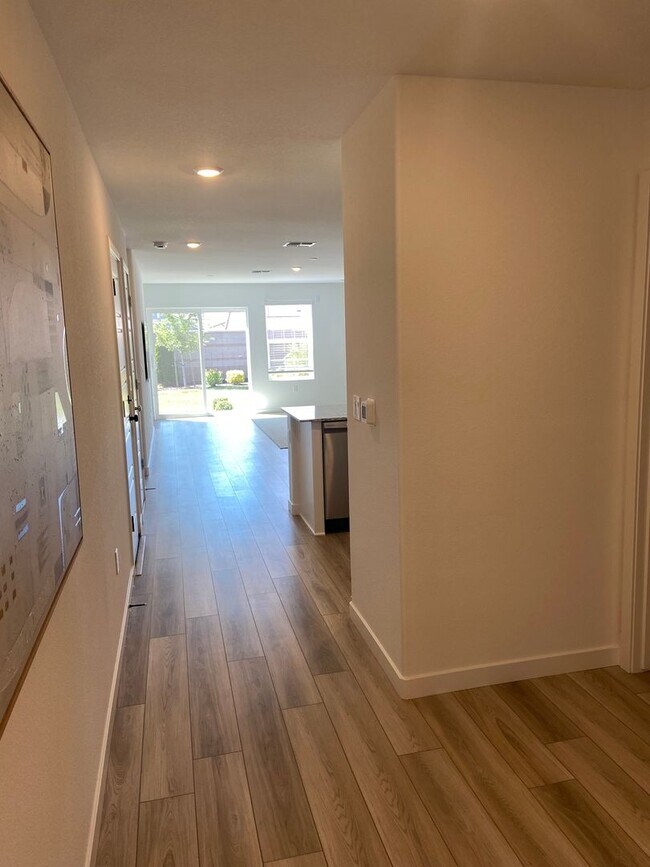 Building Photo - 4 Bdrm, 2.5 bath Solar home - Pradera Ranch Community