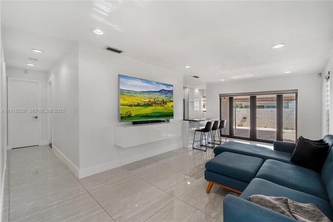 Building Photo - 9451 SW 6th Ln