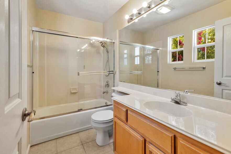 Building Photo - 3162 Silverland Dr