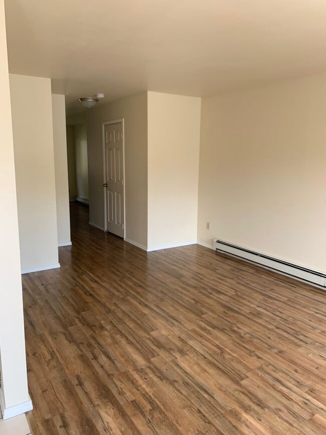 Building Photo - 2 Bedroom Condo with Washer/Dryer in Home