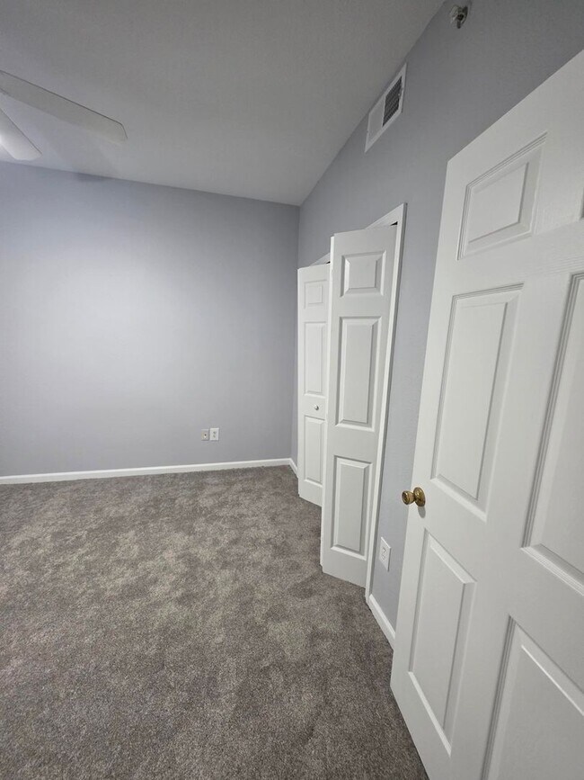 Building Photo - LEGENDS 3 Bedroom